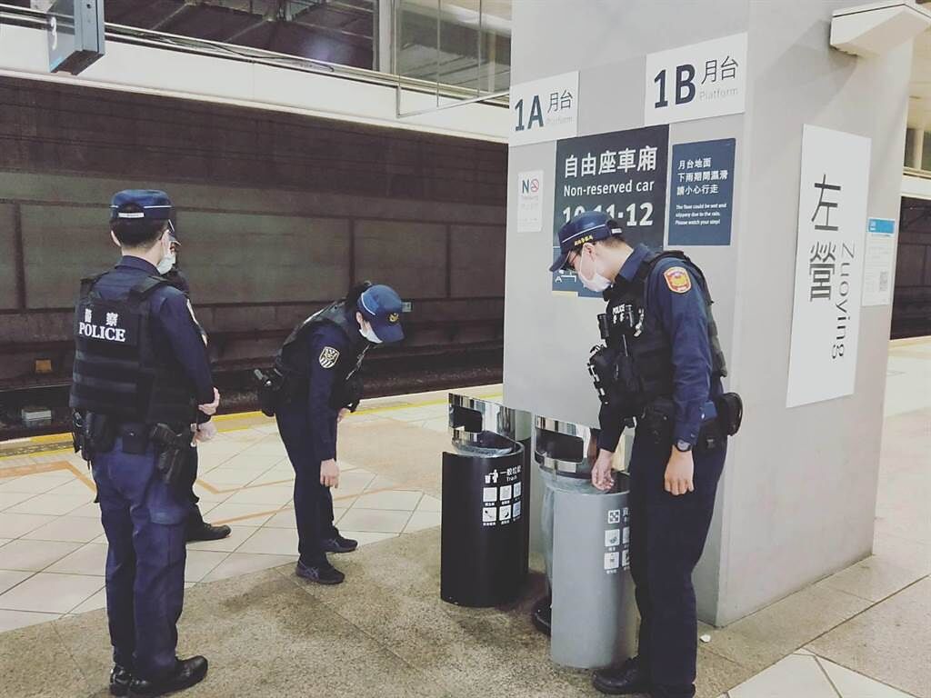 鐵路警察檢視台鐵新左營站的垃圾桶是否有可疑物品。（翻攝照片／石秀華高雄傳真）