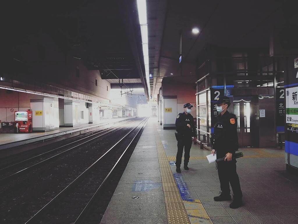 鐵路警察在台鐵新左營站的月台加強巡邏勤務。（翻攝照片／石秀華高雄傳真）