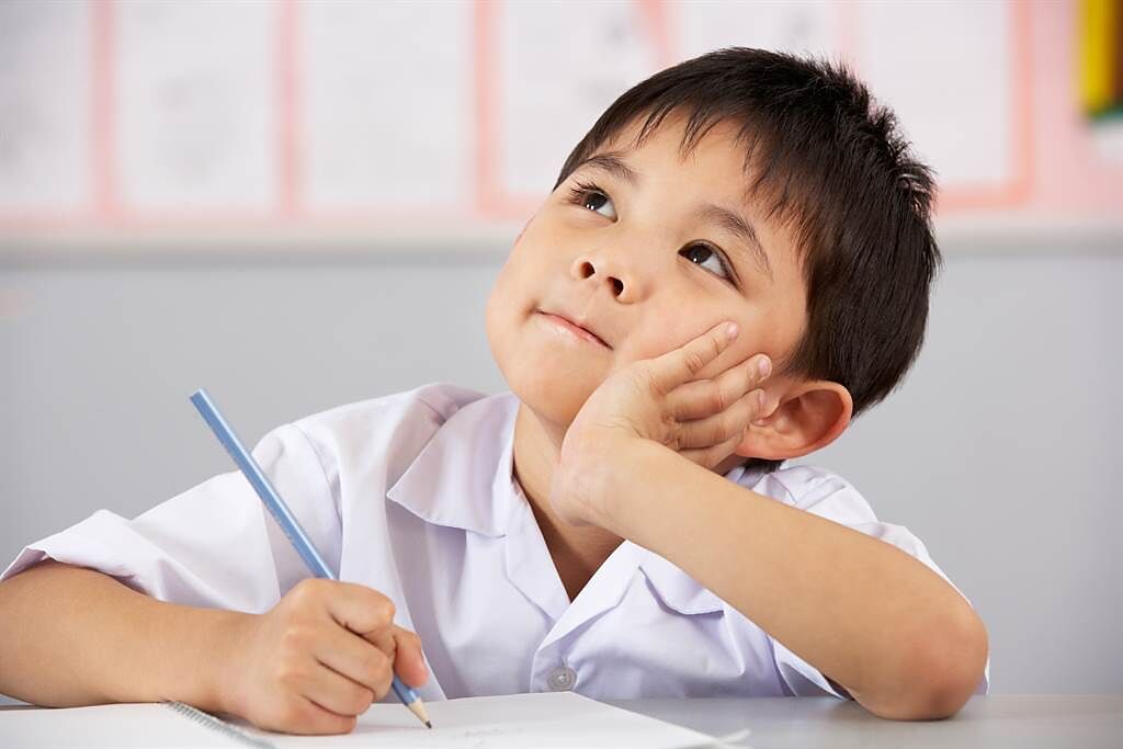 有男大生翻到國小時自己在聯絡簿寫著「我夢遺了」，班導還有回覆，讓他覺得好尷尬。(示意圖／Shutterstock)