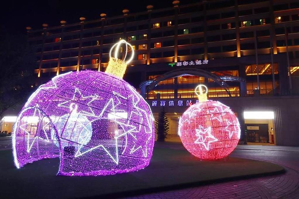 麗寶樂園渡假區推出台中最大的「麗寶耶誕新年城」，以燈光布置營造浪漫美景。（圖／麗寶樂園渡假區）
