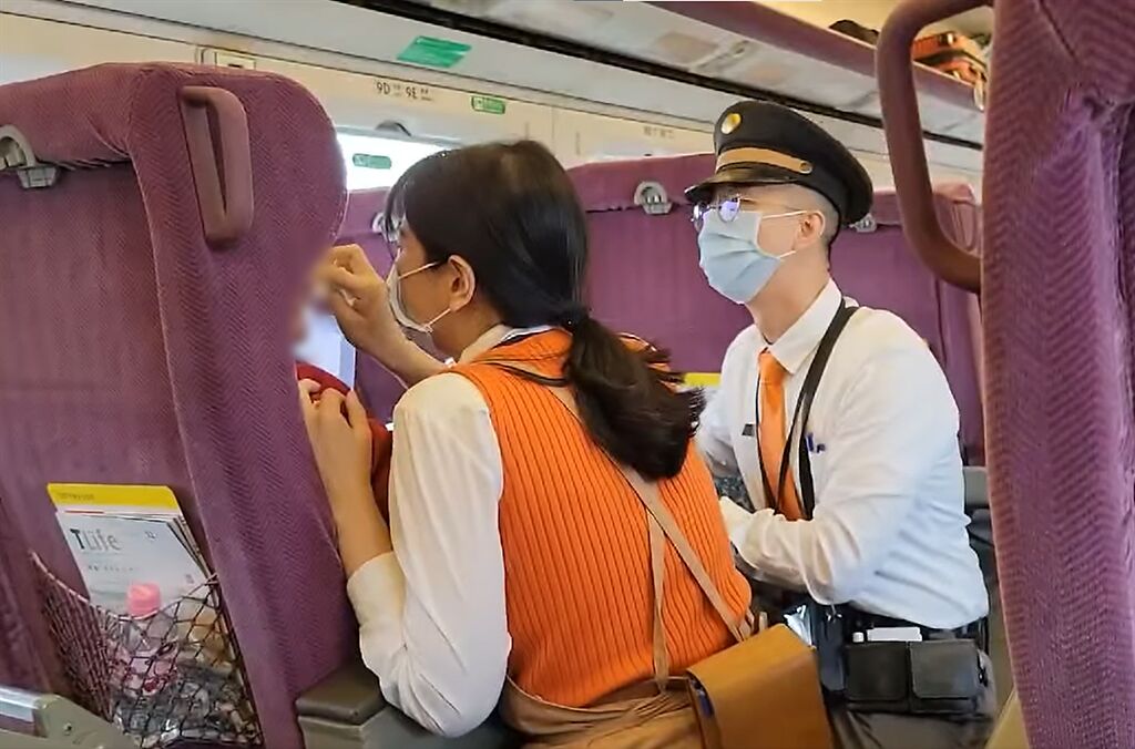 一名婦人24日搭乘自高鐵苗栗站搭乘南下列車時，在列車上哭泣，女服務員與列車長立即上前給予關心，暖心的行為被網友目擊。（翻攝自臉書社團《新竹爆料公社》）