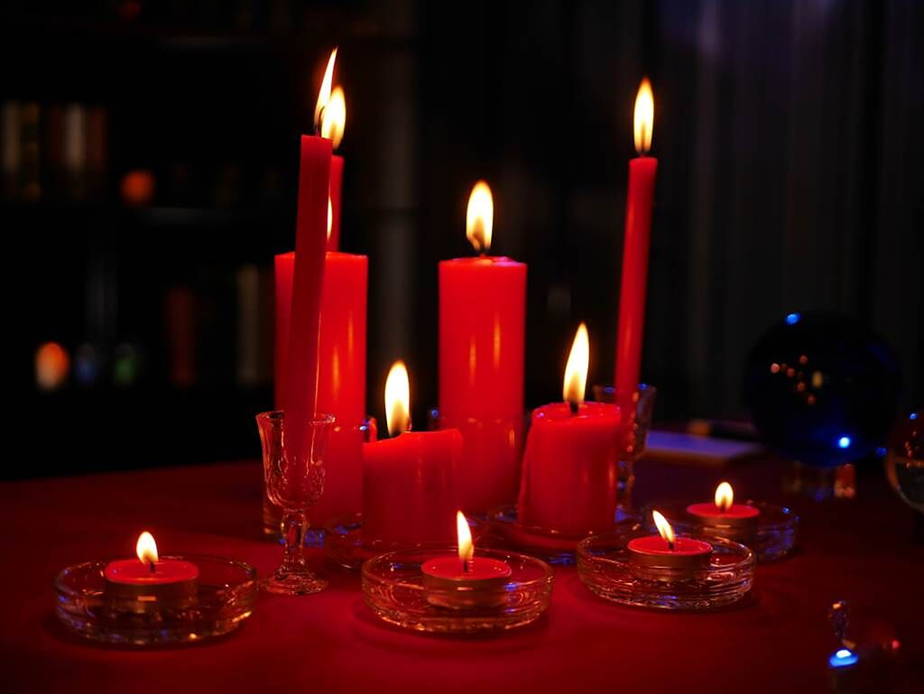 網友見到鄰居半夜在門口點紅色蠟燭，好奇有何用意。（示意圖／Shutterstock）
