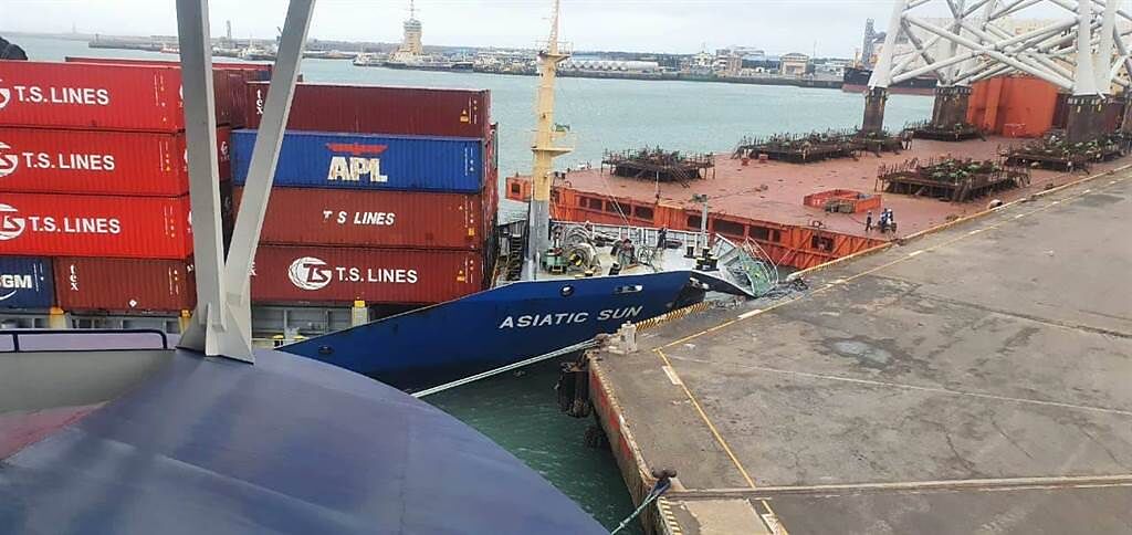 台中港發生貨輪靠泊不慎，直撞馬頭受損意外。（摘自臉書《爆廢公社》）