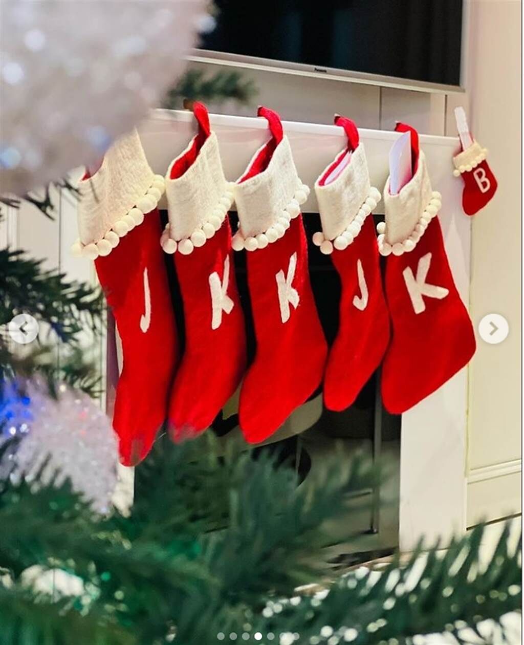 林志穎的聖誕布置，被發現多了一隻小聖誕襪，被懷疑懷第三胎。(翻攝自jimmylin IG)