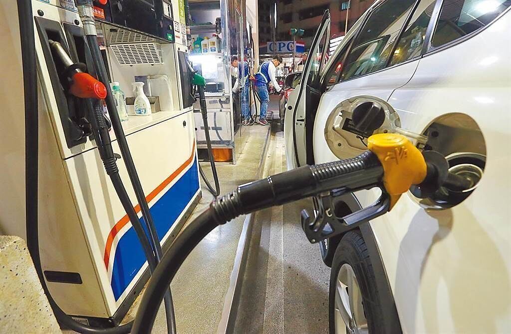 中油宣布27日凌晨零時起，汽、柴油每公升同步降價0.2元。(資料照)