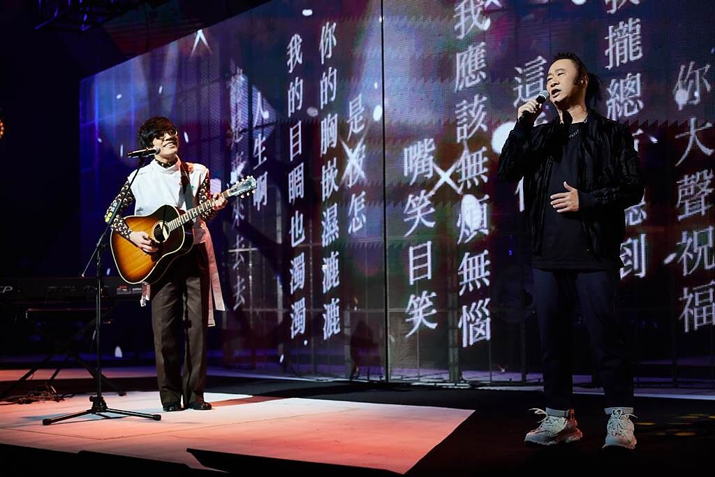 邰智源和盧廣仲跨界合作演唱〈相忘〉，感動台下觀眾。（華貴娛樂提供）