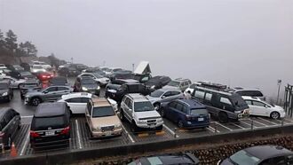 武嶺停車場湧入大批追雪民眾 警方呼籲：不要再上山了
