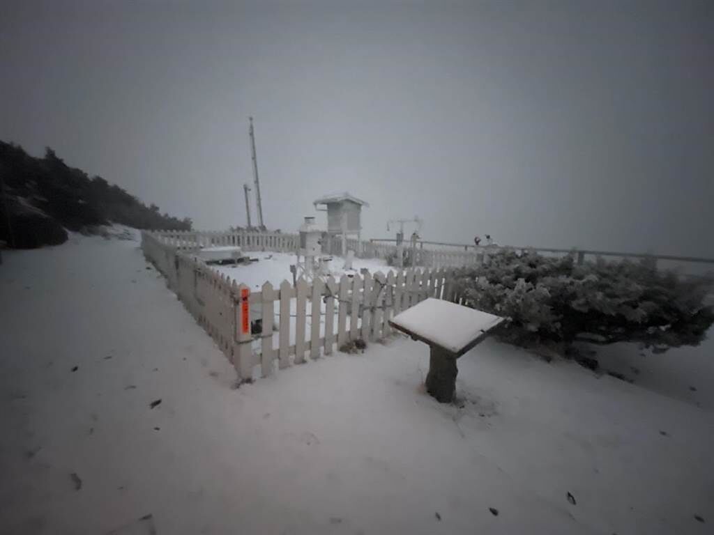 玉山今天凌晨降雪，積雪達0.5公分。（玉山氣象站提供）