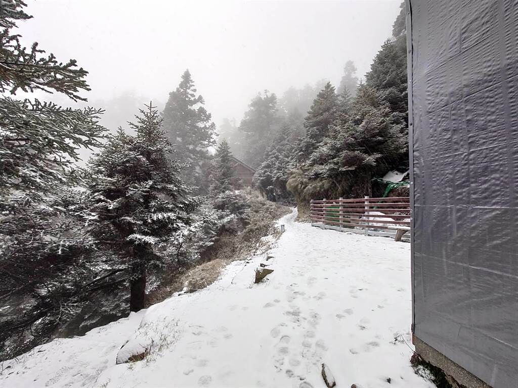 玉山飄雪氣溫零下2.4℃，排雲山莊積雪0.5公分。（玉管處提供／廖志晃南投傳真）