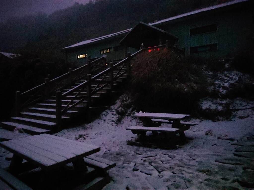 雪山上369山莊凌晨1時許下起雪來，成一片銀白世界。（雪霸國家公園管理處提供）