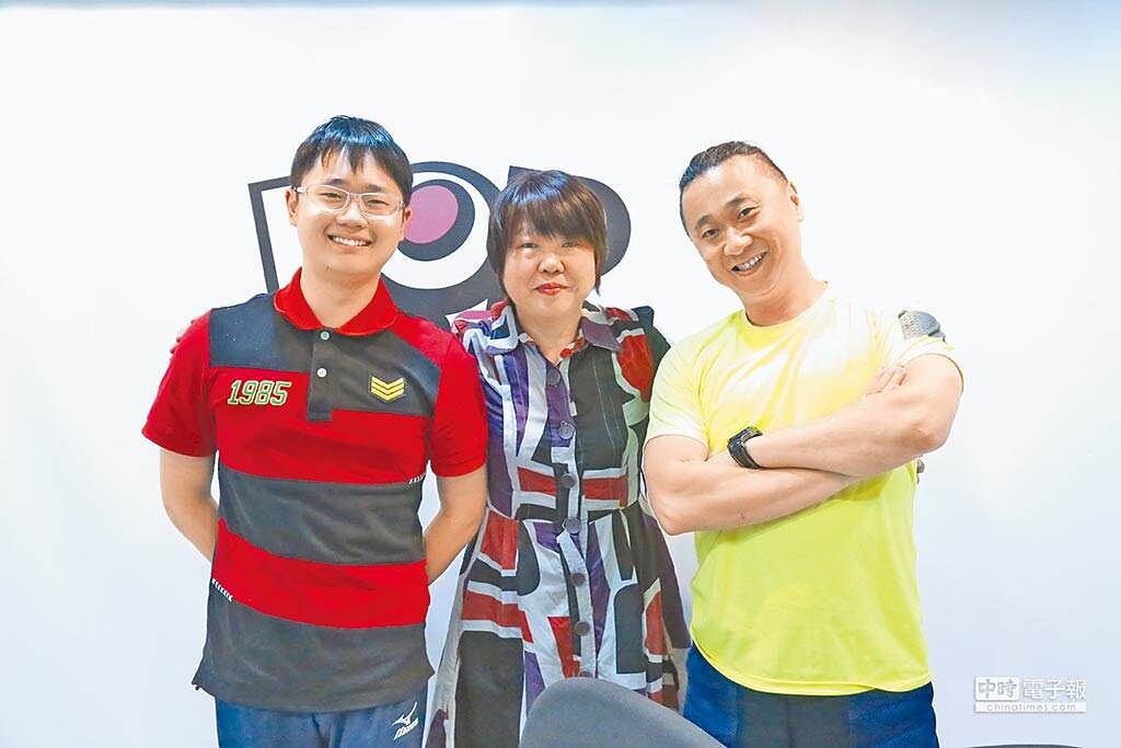 2017年邰智源（右）帶兒子邰靖（左）上電台接受主持人黃光芹（中）訪問。（中時電子報資料照片）