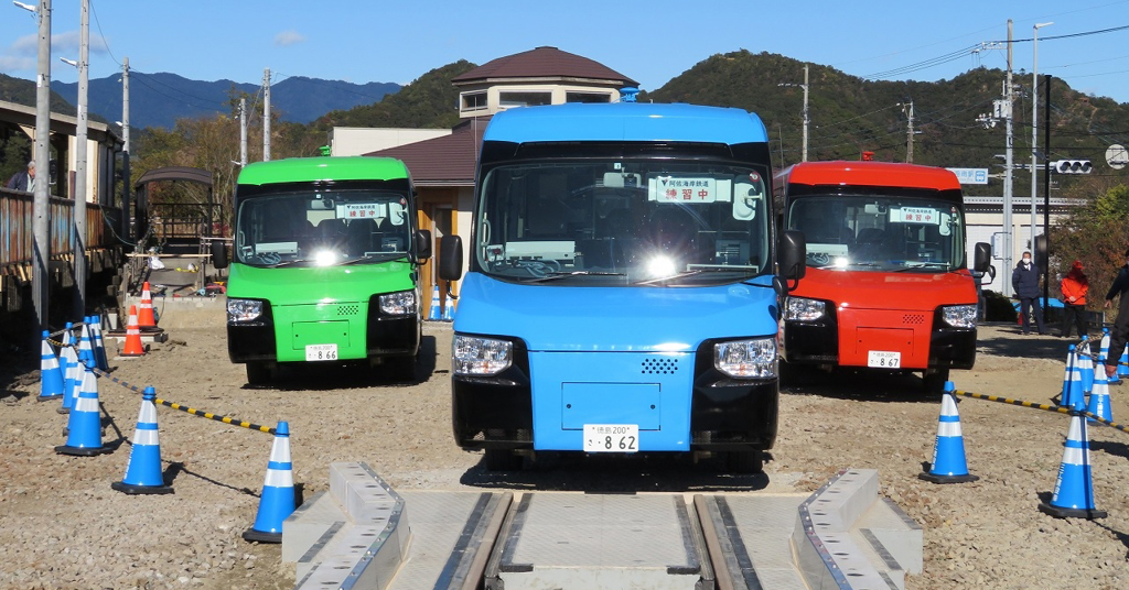 日本推出首輛營業營運的雙模式車輛，能走鐵路也能走公路。（圖／翻攝自阿佐海岸鐵道公司）