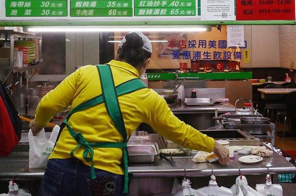 四海遊龍宣布28日起調整餐飲價格，鍋貼、水餃調漲0.5元。（報系資料照片）
