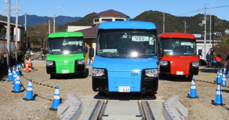 鐵公路雙棲！日本推出全球首輛「火公車」　堪稱變形金剛超吸睛