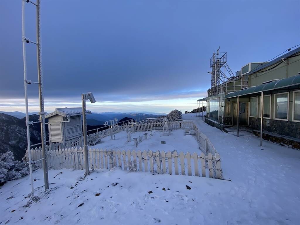 玉山氣象站仍有2公分厚的積雪。(氣象局提供)