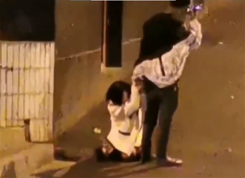 大陸一名女子被路人目擊24日晚間在大街上跪下痛哭，希望能阻止男友繼續檢查手機的內容，結果徒勞。（翻攝自微博）
