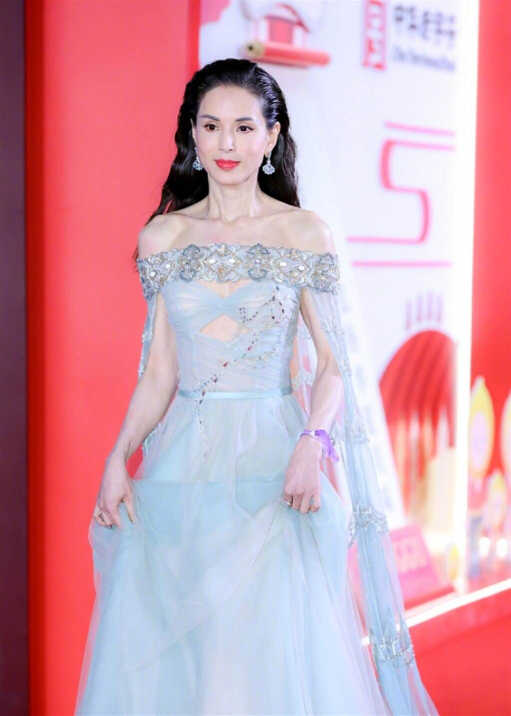 李若彤現身「2021鳳凰網時尚之選」，穿著露肩禮服像仙女般走紅毯，但瘦到鎖骨凹陷太誇張令粉絲都超心疼。(圖/ 摘自微博)