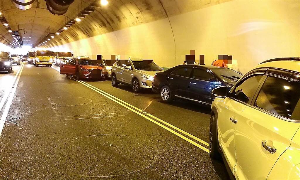 有網友好奇隧道內禁止變換車道的原因，釣出專業解答。（翻攝照片／陳彩玲基隆傳真）
