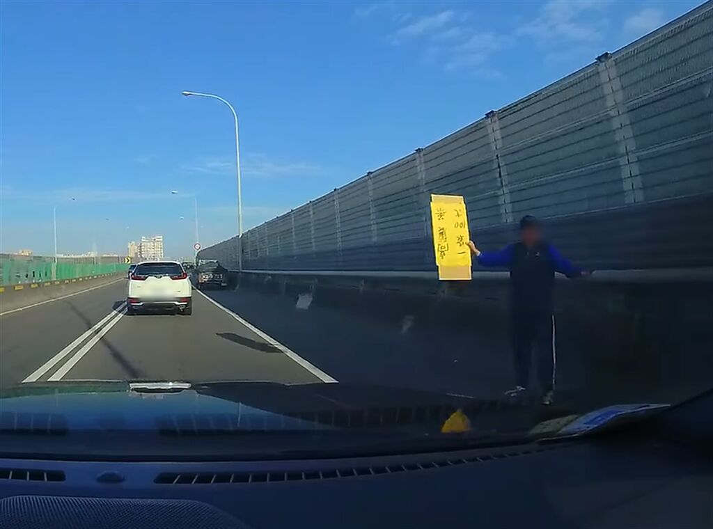 一名網友在國道遇上一名阿伯車子拋錨，還在路肩揮著高麗菜看板示警後車。（翻攝臉書社團《爆廢公社》）