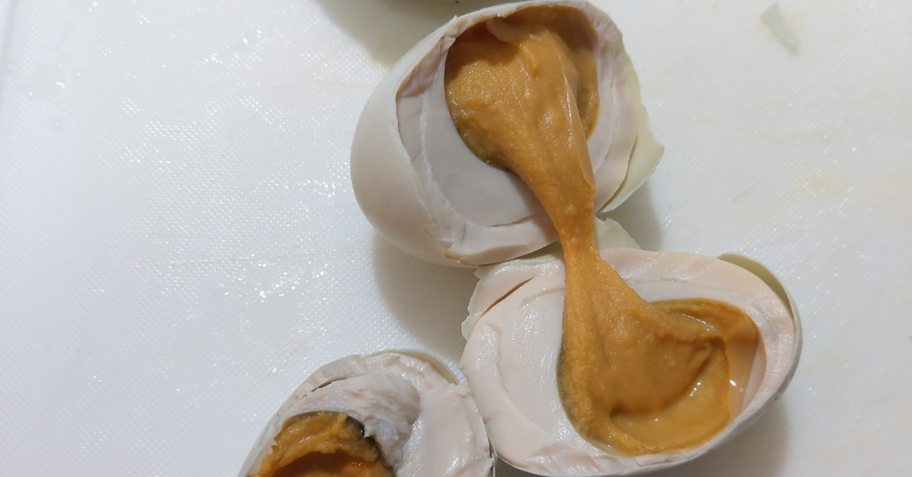 女網友買到沒見過的鹹鴨蛋，不知道能不能吃趕緊上網詢問。（圖／翻攝自〈我愛全聯-好物老實説〉臉書社團）