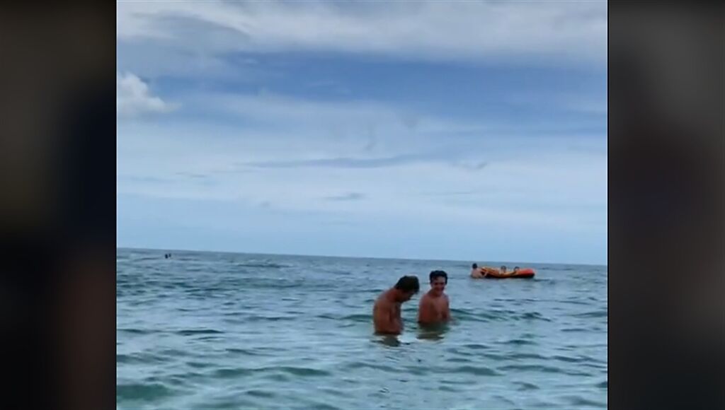 美國一名男子在海邊玩到一半發現泳褲不見了，低頭一看崩潰。(圖截自TikTok/dararobertss)