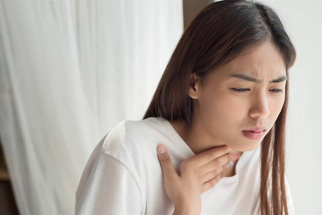 1名19歲女病患日前到耳鼻喉科看診，她說自己聲音變的沙啞，連呼吸都有怪聲音，遭內視鏡檢查發現喉嚨內部竟「長滿菜花」。（示意圖/Shutterstock提供）