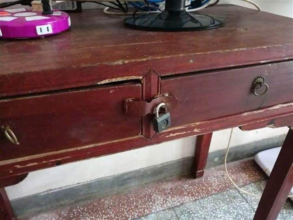 阿公家裡有個年代久遠的棕紅色桌子，上面兩個抽屜被一道鎖給「封印」住，多年來都不曾打開過。（圖／翻攝自爆廢公社公開版）
