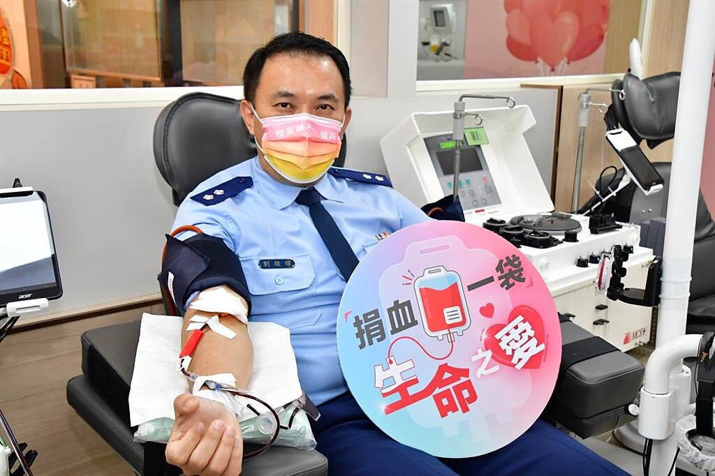 45歲的劉駿耀教官從17歲開始固定捐血，也經常和學生分享正確捐血觀念，更呼籲大家只要年滿17歲、身體健康就可以加入熱血行列。（血液基金會提供）