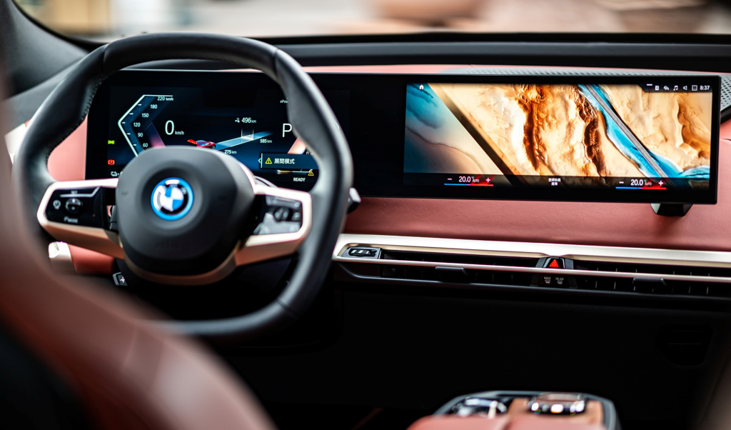 BMW iX全新的一體式曲面螢幕為其內裝最大特色，結合iDrive 8系統、AR擴增實境導航等科技配備，營造豪華兼具科技的座艙。（圖／BMW提供）