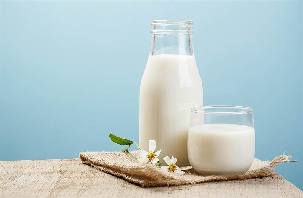 燕麥奶、牛奶、豆奶都叫「奶」 專家曝：缺鈣者光喝這種沒用。(示意圖/Shutterstock)