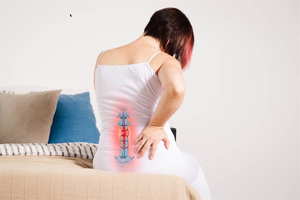 一起床下背部就痛爆 醫曝：當心！這不是普通拉傷。(示意圖/Shutterstock)