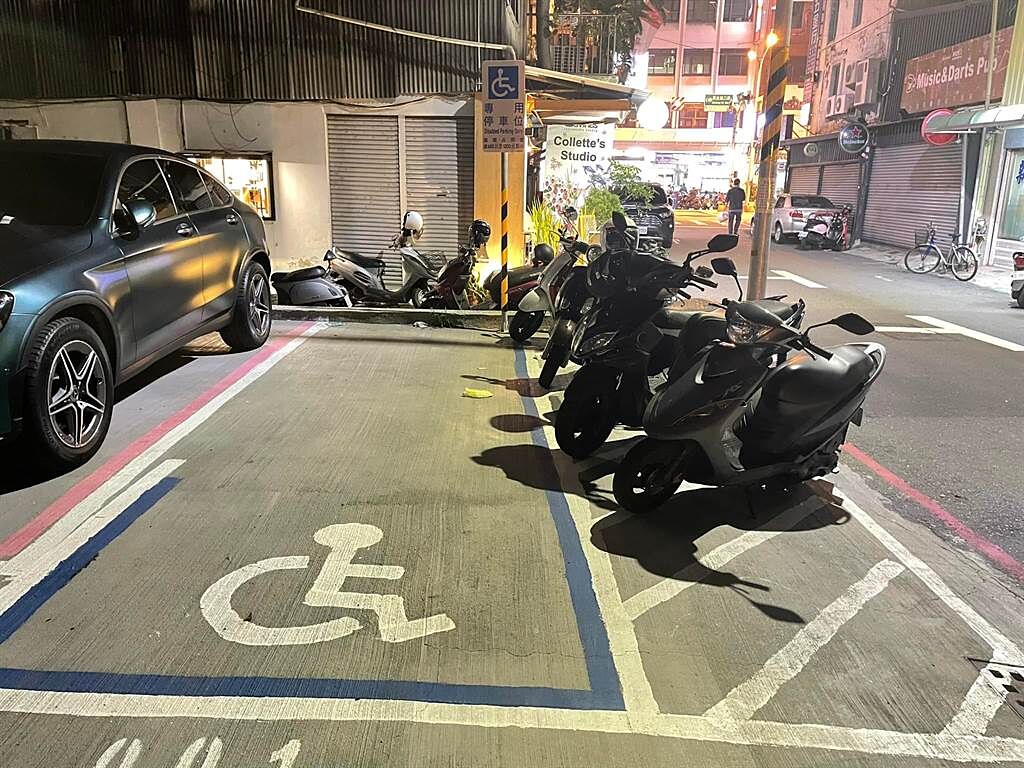 有女網友發現，身心障礙專用停車位旁的上下車區域，竟有5台機車整齊停放，讓她相當傻眼。（圖／翻攝臉書社團爆怨2公社）