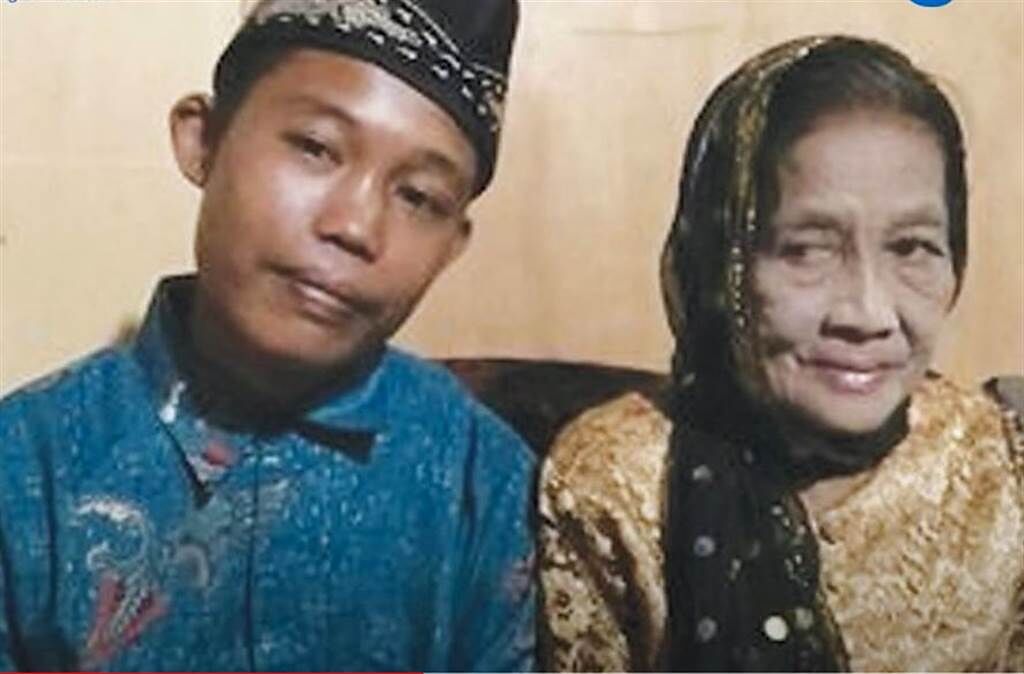 16歲少年與71歲婦人結婚，在當時造成轟動，甚至有人認為他是為了錢，不過婦人家境其實並不富裕。(圖翻攝自/YouTube/Tribun Manado Official)
