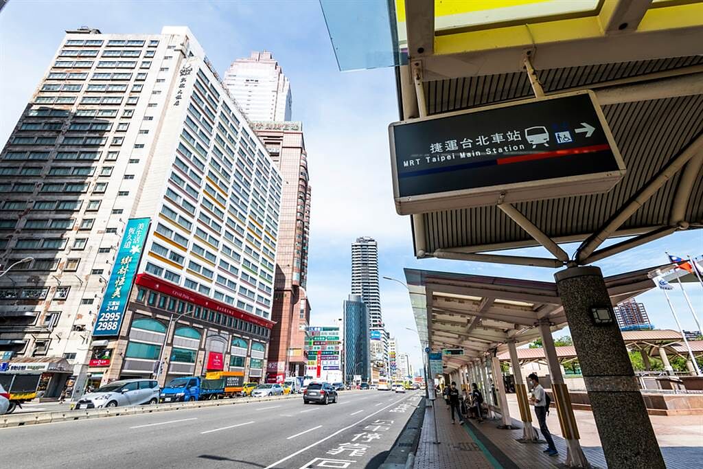 有女網友發現，不少人也認為公車站牌是嫌惡設施，讓她相當驚訝，有過來人苦嘆，台灣公車比跑車還吵，每次5點都被吵醒。（示意圖／Shutterstock）