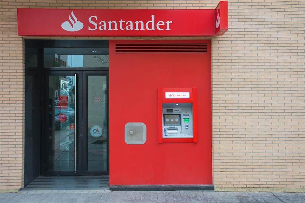 英國桑坦德銀行誤匯1.3億英鎊至7.5萬帳戶。（示意圖／達志影像）