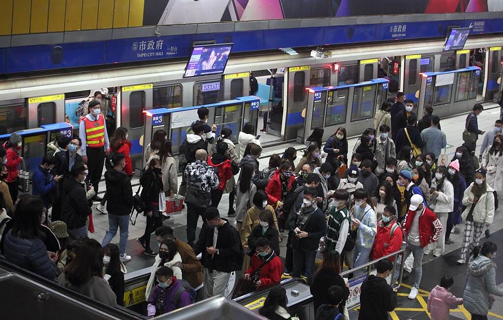 台北市跨年晚會31日登場，台北捷運將不關閉持續營運到元旦半夜，但受到連假影響，現場人潮明顯比去年減少。（張鎧乙攝）