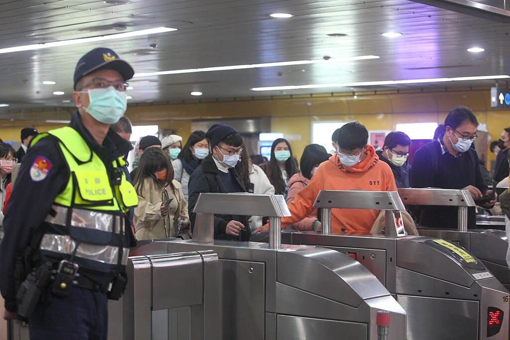 台北捷運將不關閉持續營運到元旦半夜，北市捷運警察隊為避免搭車人潮湧擠而發生意外，也全程不打烊加強巡邏勤務。（張鎧乙攝）