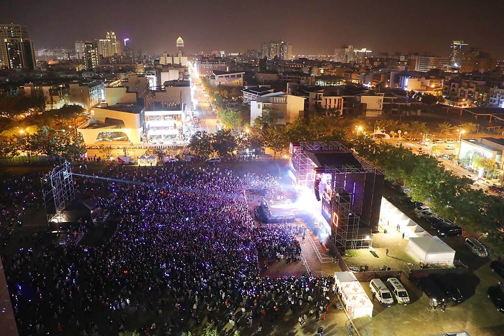台南好Young跨年演唱會12萬歌迷擠爆現場。（市府提供／洪榮志台南傳真）