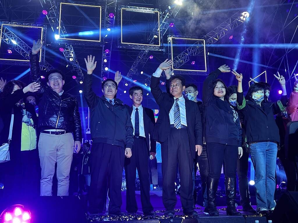 台南市長黃偉哲、議長郭信良分率市府團隊、議員與現場觀眾一起倒數跨年。（洪榮志攝）