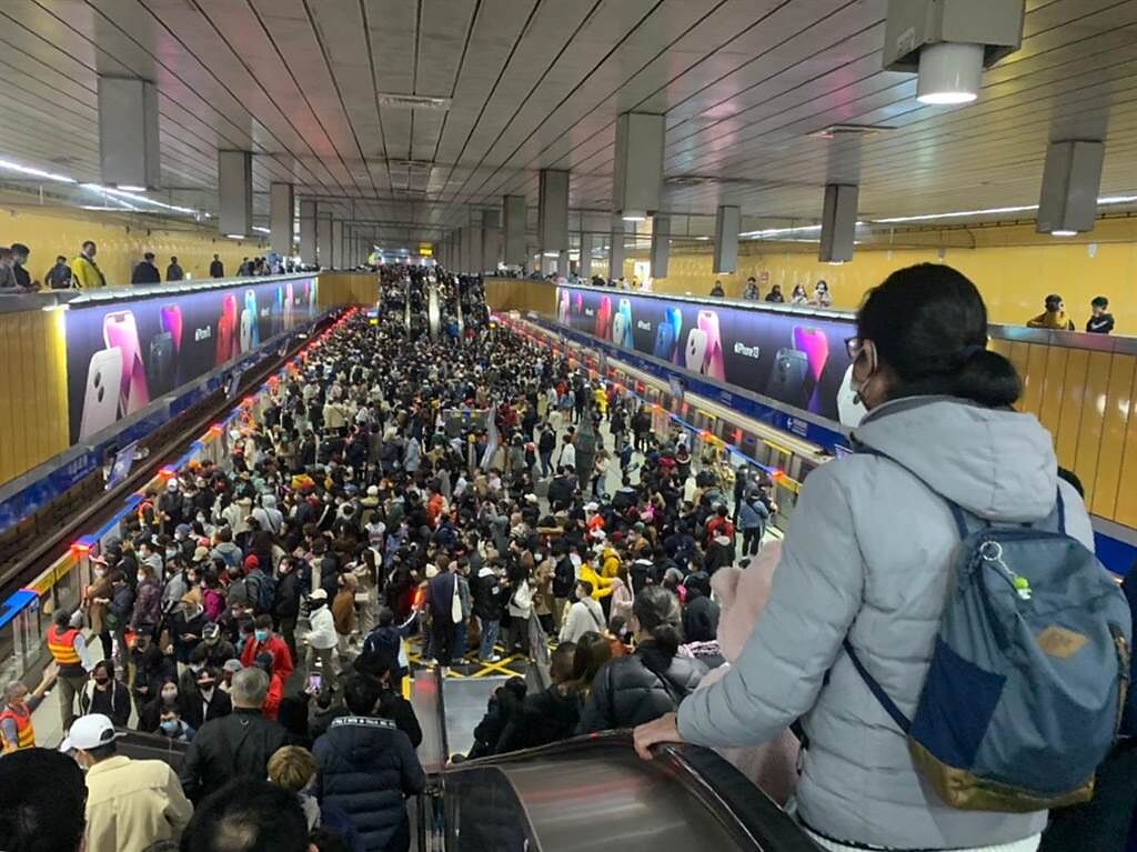 台北市跨年晚會稍早結束，搭乘捷運的人潮今年也一樣擠成沙丁魚，但平均等2班就能上車，速度頗快。（黃婉婷攝）