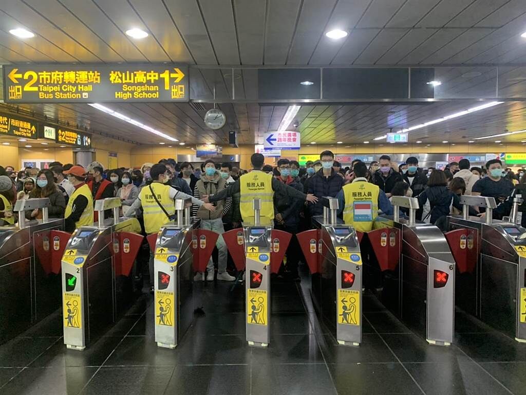 台北捷運公司為疏散人潮，不會讓旅客源源不絕進入會場，將等到列車將部分旅客載運出去後，才會放下一波民眾靠卡進站。（黃婉婷攝）