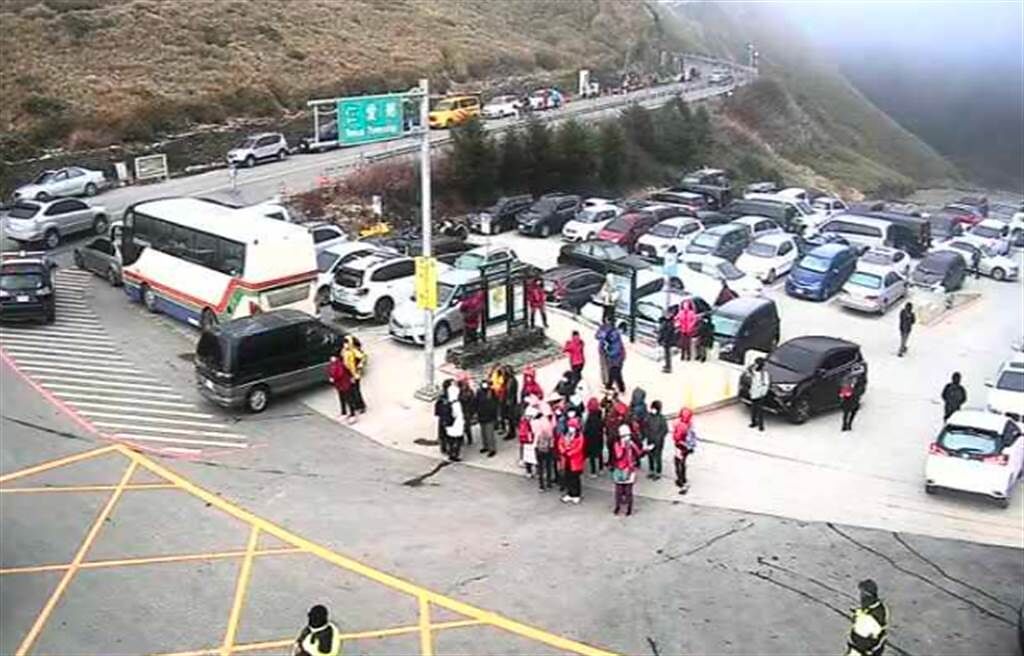 合歡山遊客服務中心滿滿都是車。（圖／翻攝自即時影像監視器）