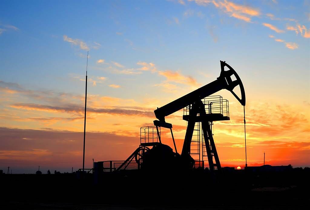 油價2021年暴漲逾55%，創12年來最大年度漲幅。（示意圖/達志影像/shutterstock）