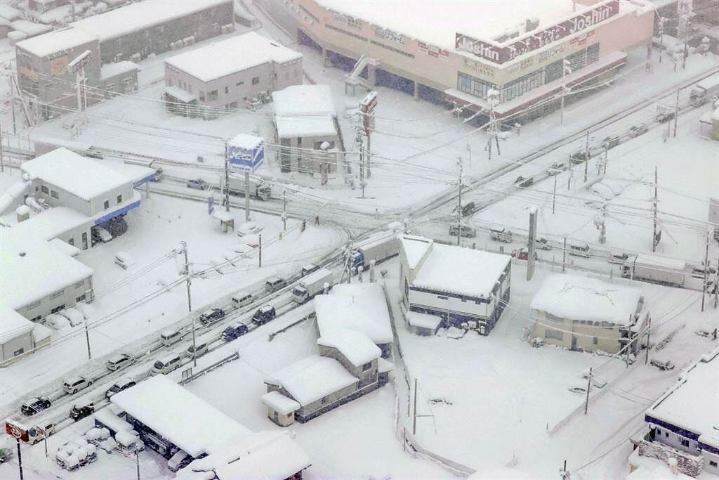 日本近日大雪，多地都傳出運輸因雪災中斷。(圖/路透社)