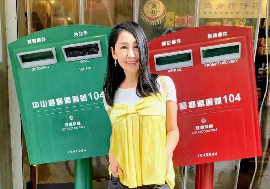 來自台灣的香港鳳凰衛視美女主播劉珊玲，開心和歪腰郵筒同框合影。（翻攝自劉珊玲臉書）