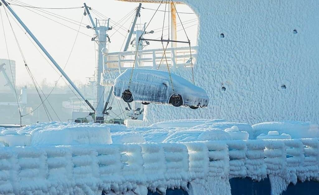 數十輛日本車運抵海參威時，整台車身全被凍成「冰塊」。（圖片翻攝自推特/@Khann_Khushmir）