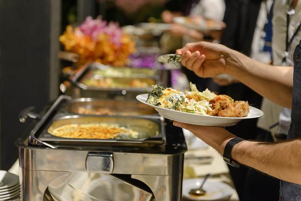 網友分享「難得體驗」，跨年夜用餐竟變成難民搶食。（示意圖／Shutterstock）