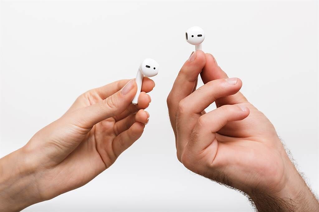 無線藍芽耳機正夯　長時間戴著不聽音樂也傷耳？(示意圖/Shutterstock)