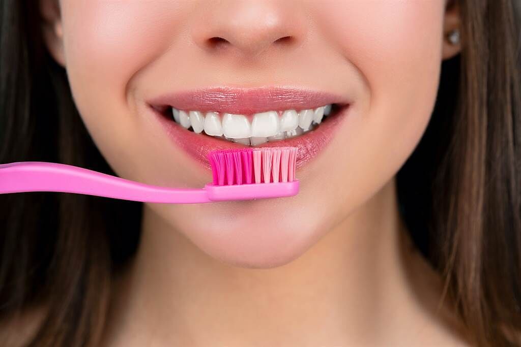 刷毛沒爛就不換 專家驚曝：好比拿馬桶刷當牙刷 癌從口入。(示意圖/Shutterstock)
