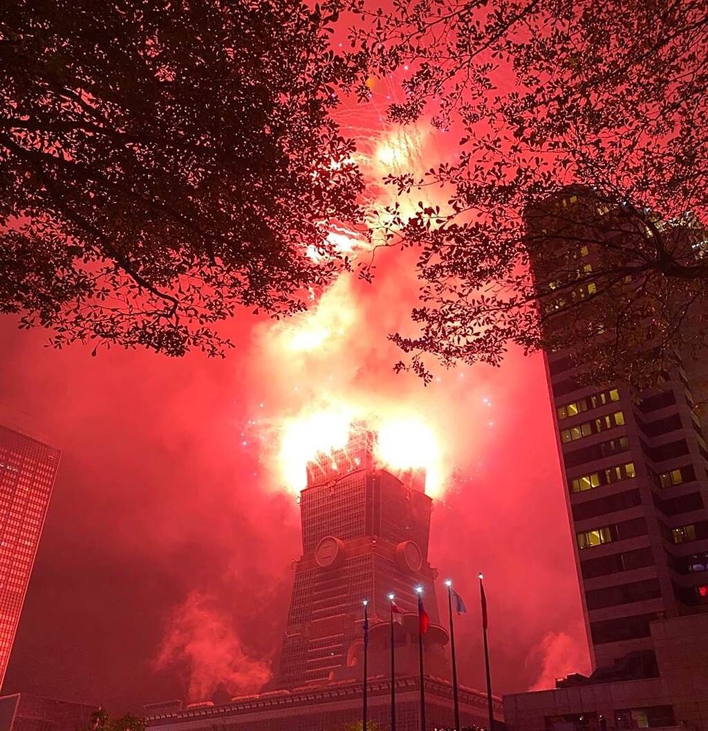 一名女網友分享，在跨年當晚拍下的奇怪照片，像是101發生大爆炸一樣，讓網友全笑翻，「根本大型火災現場」。(圖／翻攝Dcard)